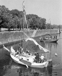 857250 Afbeelding van een zeilboot met gekostumeerde personen in de sluiskom van de Koninginnensluis te Nieuwegein, ter ...